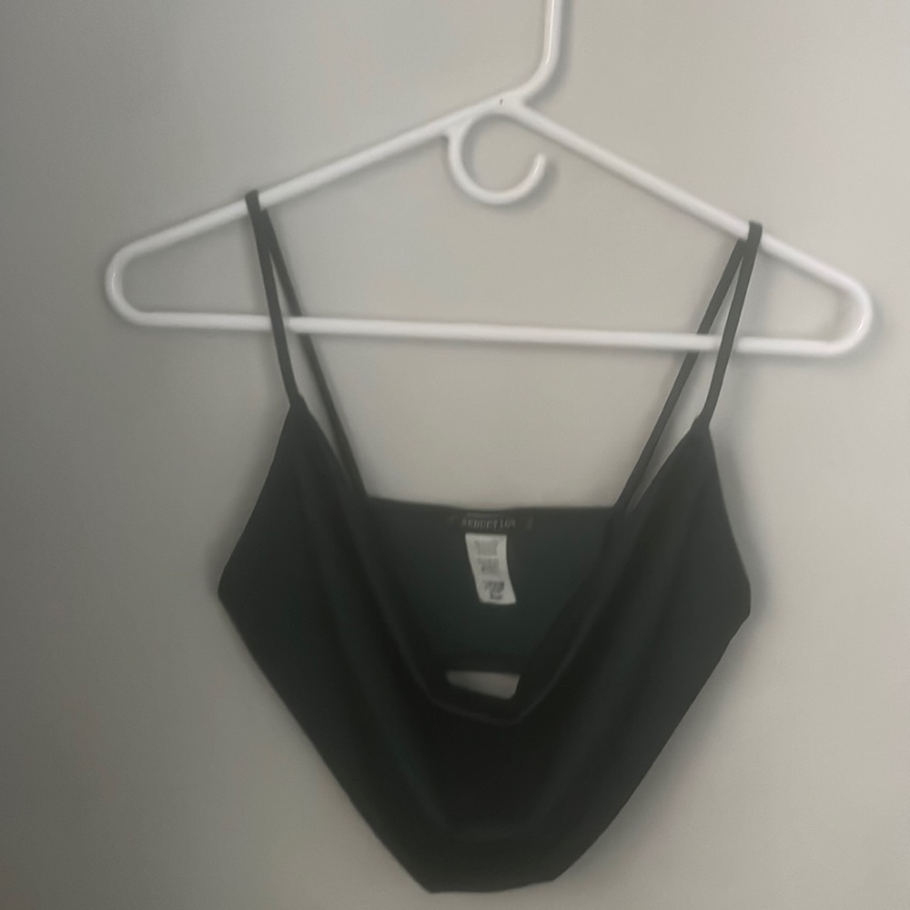 Cropped tank top with a curtained v-cute